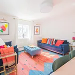 Modern 1-Bed Flat With Free Parking In West London