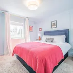Modern 1-Bed Flat With Free Parking In West London