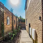 Modern 1-Bed Flat With Free Parking In West London