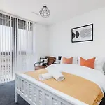 Stunning 2-Bed, 2-Bath With Balcony Views Stratford Westfield