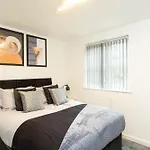Modern Central London 4 Bed - Free Parking