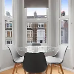 Delux Queens Park Suite 1 Bed Sleeps 4 Ppl Second Floor