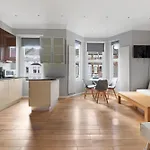 Delux Queens Park Suite 1 Bed Sleeps 4 Ppl Second Floor