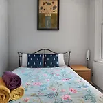 Delux Queens Park Suite 1 Bed Sleeps 4 Ppl Second Floor