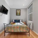 Delux Queens Park Suite 1 Bed Sleeps 4 Ppl Second Floor