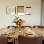 Stylish 3 Bed Apt Near Downtown & Free Parking