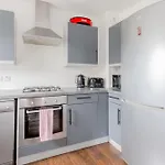 Bright 2 Bedroom Flat In Lambeth With Balcony