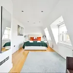 Luxury Kensington Apartment With 3 Bedrooms