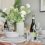 4-Bedroom Apartment In Limehouse