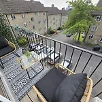 Beautiful 3-Bed Apartment At Swiss Cottage