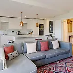 Bright 2-Bed Apartment In Fashionable Chelsea