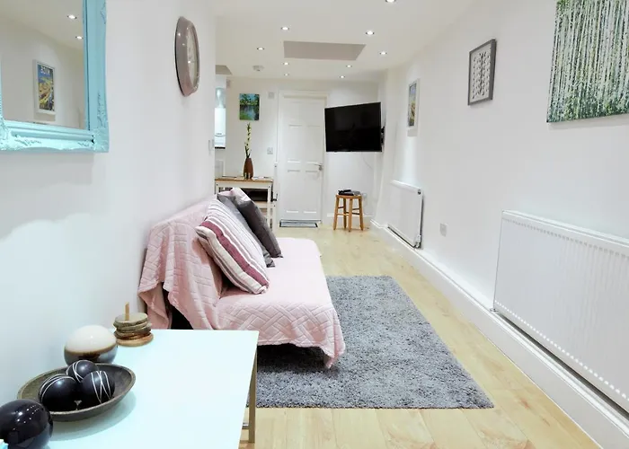 Newly Refurbished 2 Bedroom Apartment In The Heart Of Greenwich