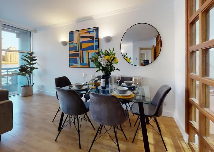 Docklands Riverside Superior 3 Bedroom Apartment By Delta Accomodation