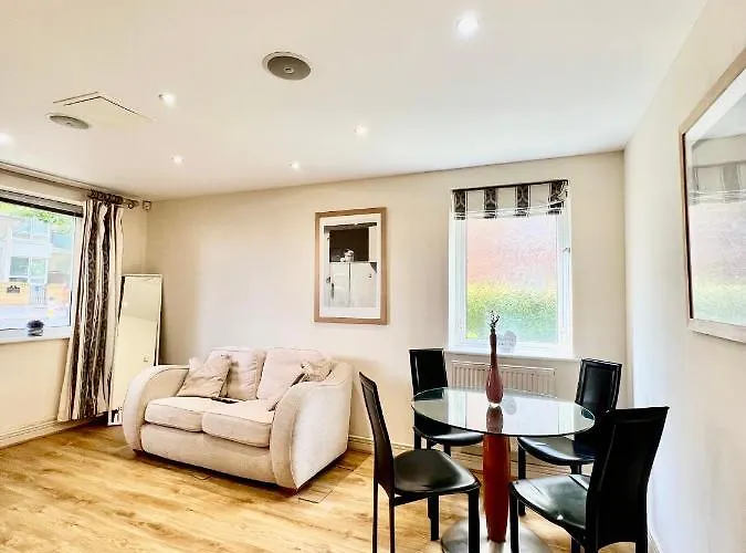 Luxury Waterside Apartment - 2 Bedrooms&2 Balconies