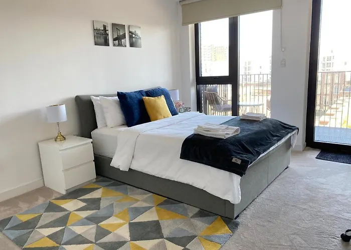Spacious Modern Ensuite Bedroom London City Airport