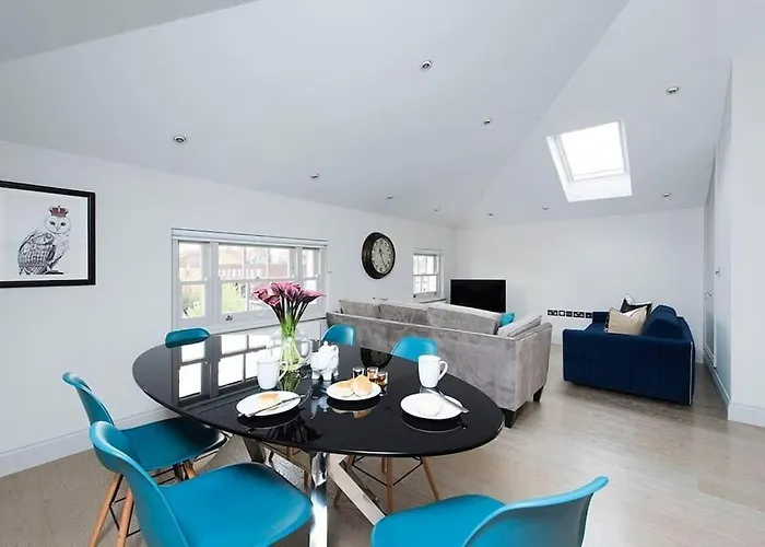 Recently Redecorated Bright And Spacious 1Br Flat In West London
