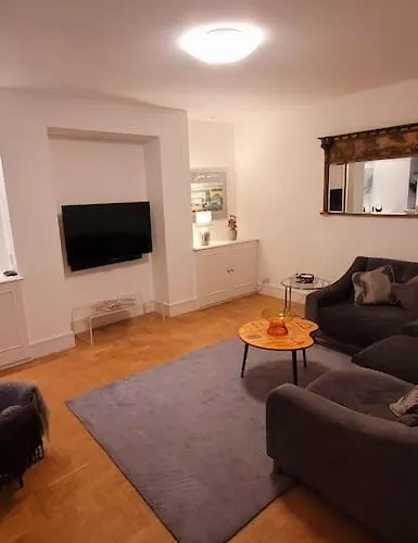Spacious 2 Bedroom Flat In Baker Street