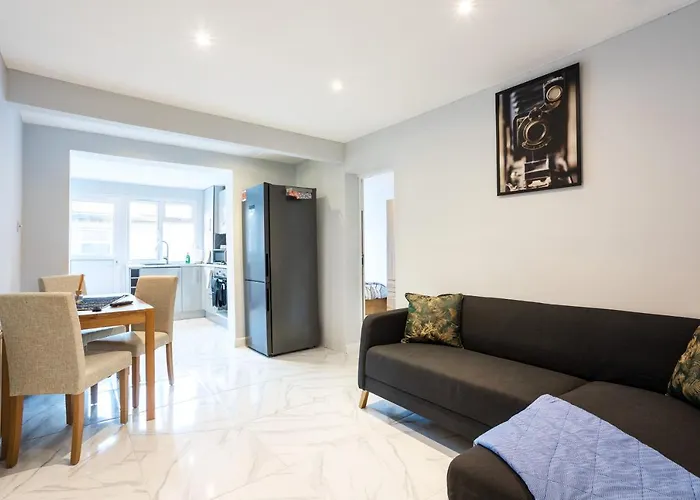 Amazing 3 Bedroom, 2 Bathroom, Ground Floor Flat With Garden, Near Train Station And Bus Stop