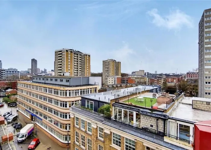 Large 3 Bed 3 Bathrooms Penthouse With Terrace And City Views In London