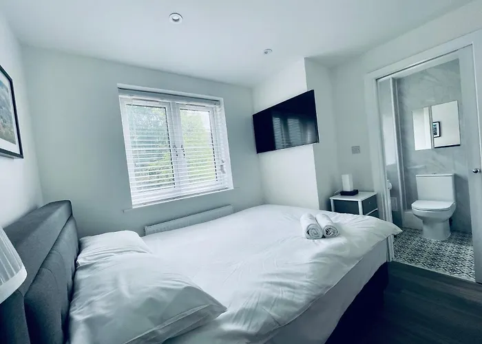 Riverside Premium En Suite Double Room E14