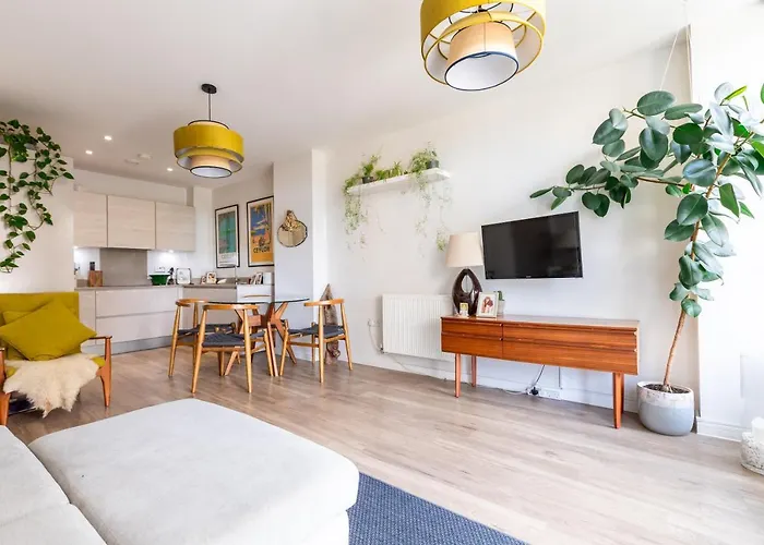 Modern 1 Bedroom Flat Wbalcony Near Canary Wharf