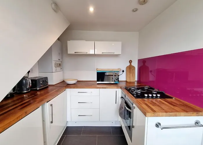 Bright Top Floor, 1 Bed Apartment In Great Location