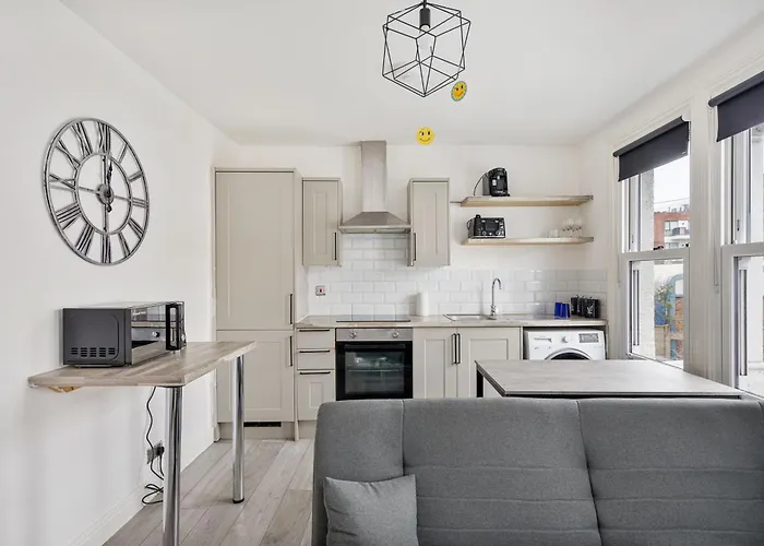 Stylish 2-Bedroom Flat In Walthamstow