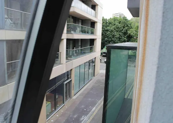 6 Bedroom In A 3 Apartment Building Complex, Great For Large Group Bookings, Central London Location