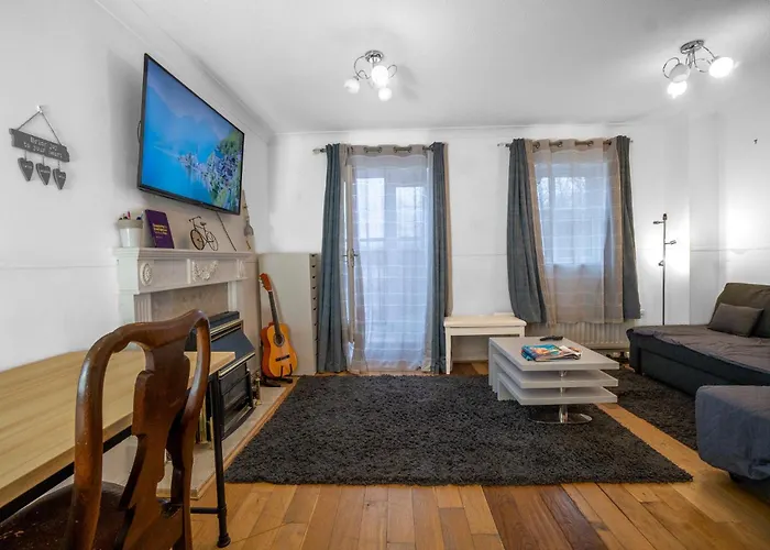 Lake View Private Room, Desk, 1 Gbps Net, Free Parking