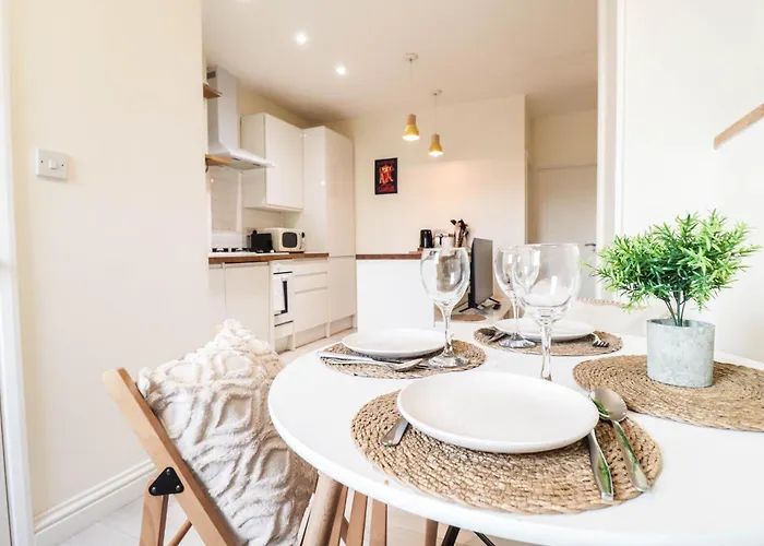 Right By Oval Station 2-Bed Flat ! Free Wifi!