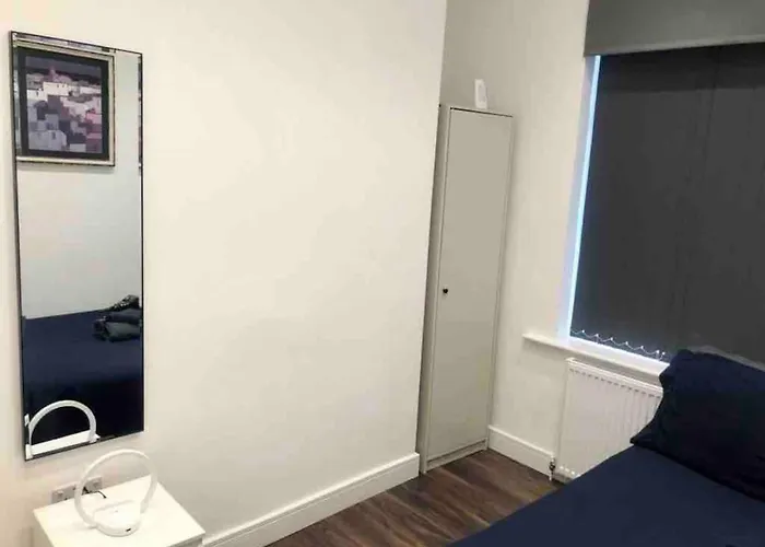 London Victoria Vauxhall Moments Away Room 1