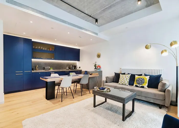 Chic 2 Bedroom Flat With Balcony