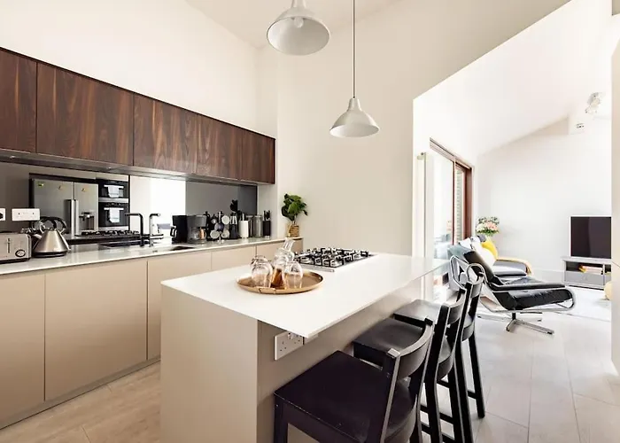 Modern Central 3 Bedroom Townhouse By Wild Roses