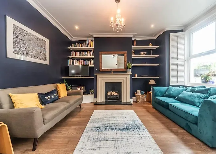 Pass The Keys - Wonderful Family Home In Earlsfield