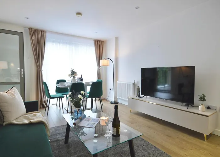 Modern 2 Bedroom Apartment Steps From Vauxhall St