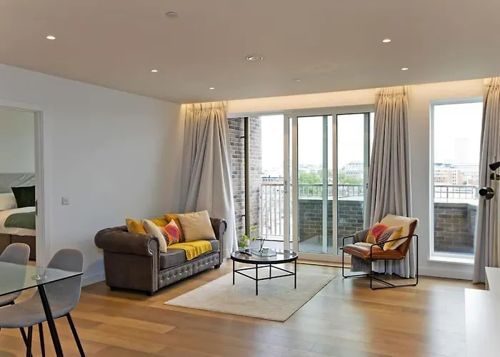 Kings Cross 2 Bed With City Views, Ac, Balcony
