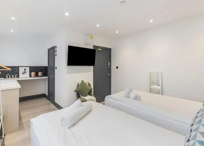 Urban Simplicity Twin Bed Studio With Kitchenette