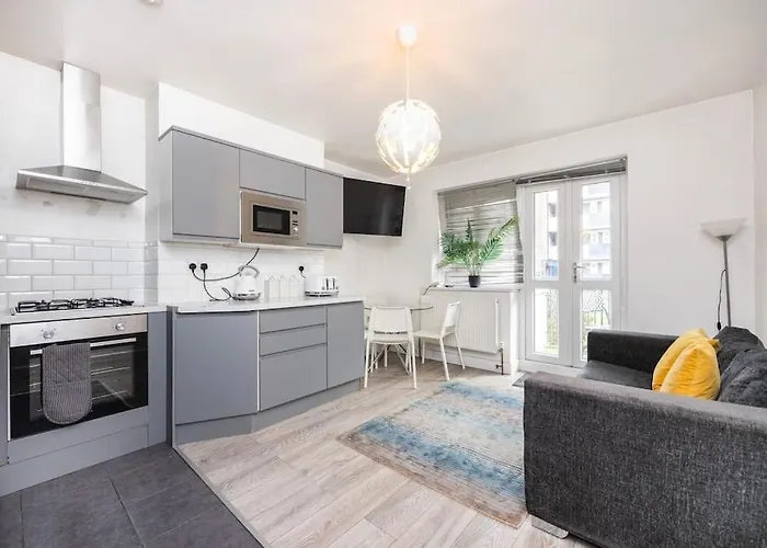 Modernised 3 Bed Pad Near Trendy Shoreditch Ground Floor With Balcony