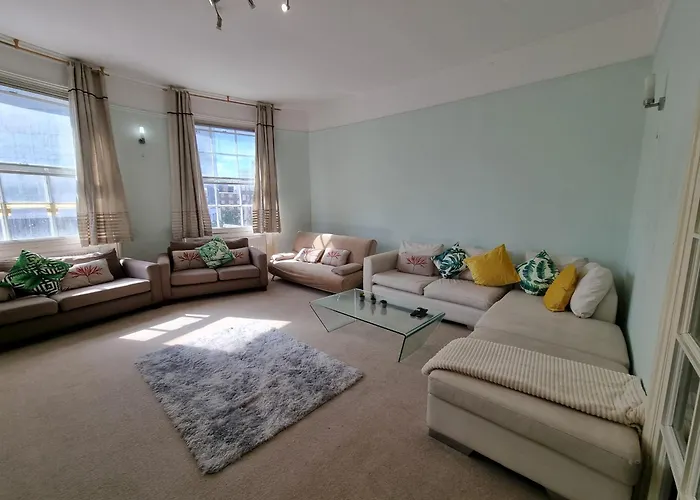 Budget Spacious Flat Fits 5 People In W2