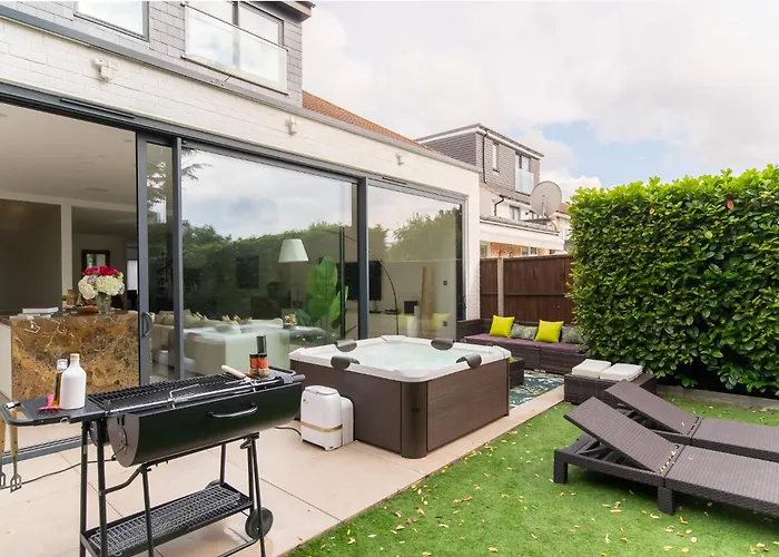 4 Bed 4 Bath House By Livestay Short Lets & Serviced Accommodation London With Parking, Jacuzzi & Garden