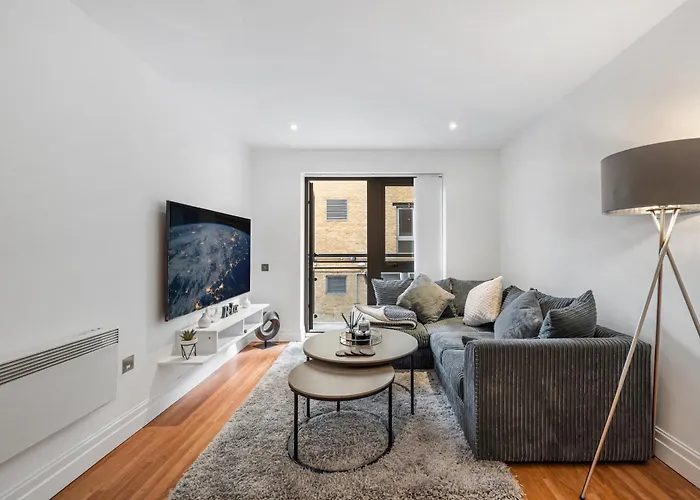 2 Bedroom Apartment In Hoxton Square, Shoreditch, London, N1