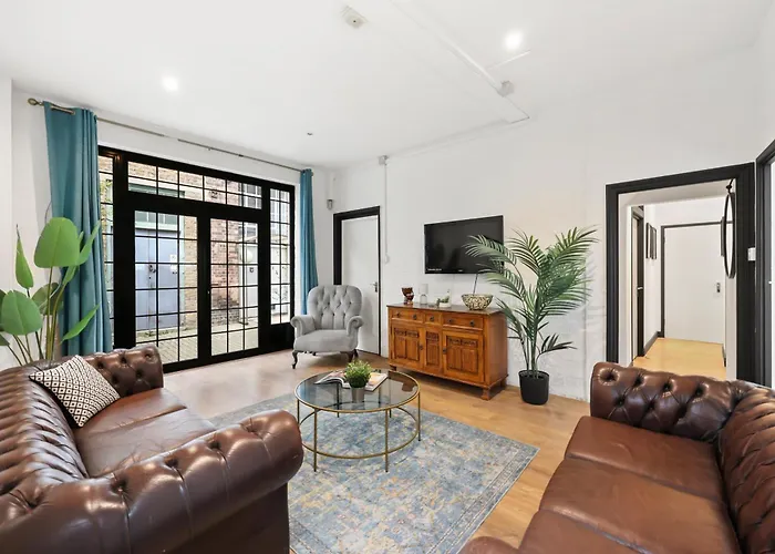 Centrally Located Spacious Three Bedroom Apartment Short Term Rental & Flexible Renting Hackney With Free Wifi