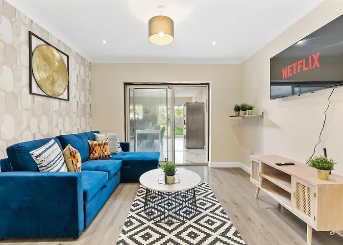 Stylish Wembley Gem - Parking -Sleeps 14