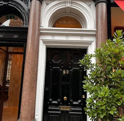 Stylish And Comfortable Double Bedroom In Mayfair