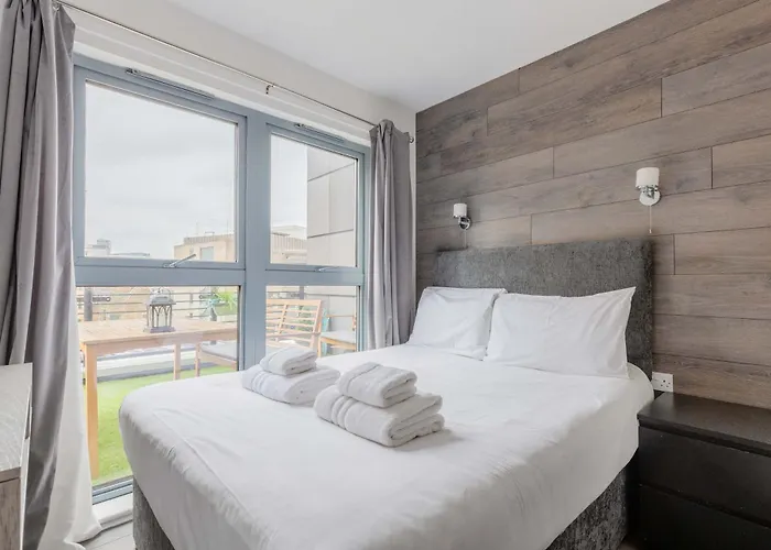 Bright 2 Bedroom Flat In Lambeth With Balcony