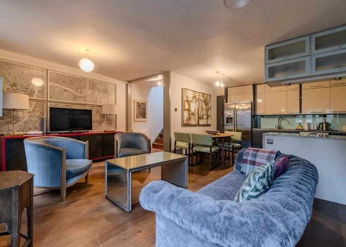 Beautiful Three Bedroom House In West London