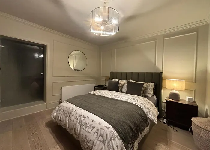 Pristine 2Bd Flat With Private Patio Earls Court