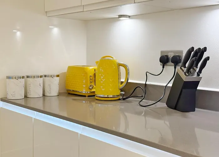 Bright 2-Bed Flat Near Hanger Lane & Park Royal