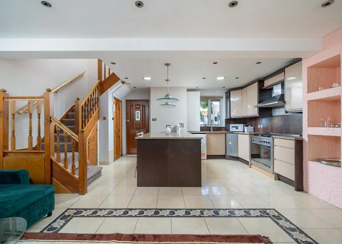 Beautiful 3 Bedroom Maisonette