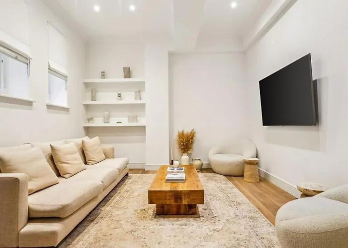 Luxury 2-Bed Apartment Steps From Oxford Street